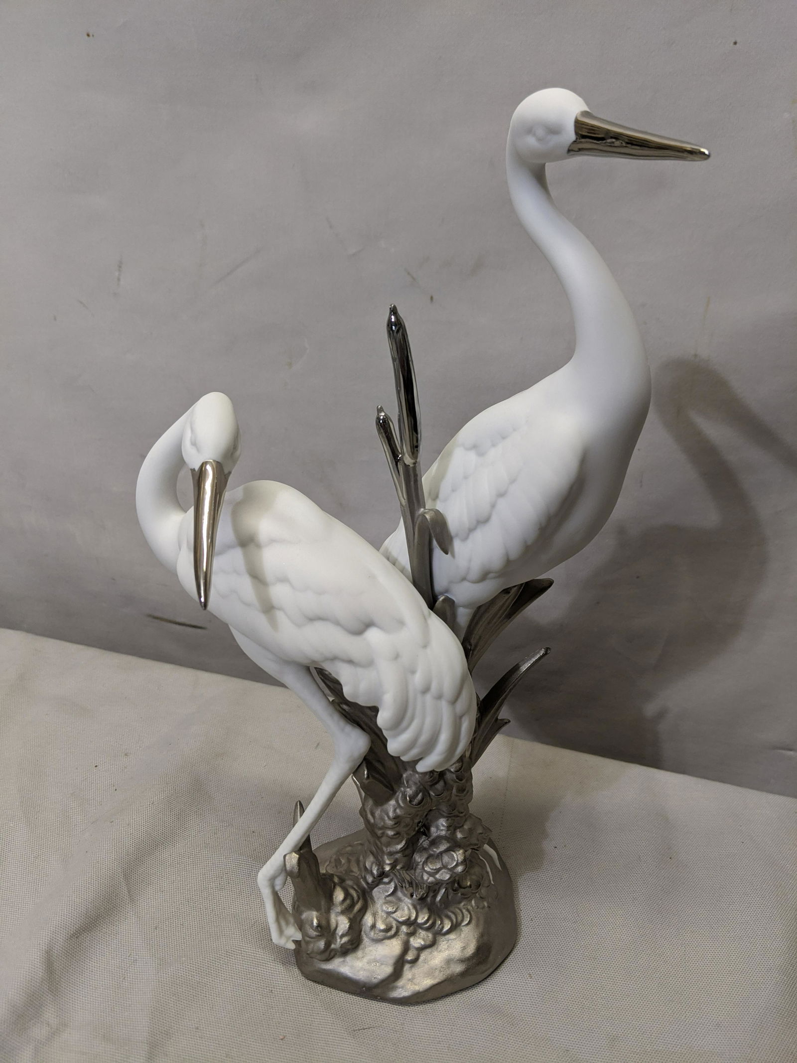 2008 Lladro Courting Cranes Porcelain Figurine: 2008 Lladro Courting Cranes Porcelain Figurine 11 high Shipping in continental US $20.00 If shipping is $0 then buyer arranges pick up or shipping. Please ask any questions before bidding Good Luck!