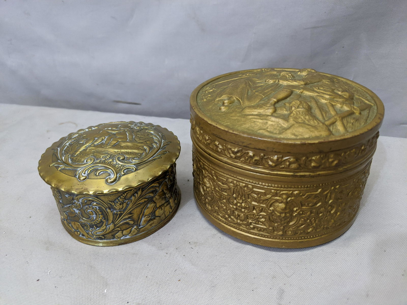 Lot 2 Ornate Brass & Metal Round Decorative Boxes: Lot 2 Ornate Brass & Metal Round Decorative Boxes 5 and 3 3/4 diameter Shipping in continental US $15.00 If shipping is $0 then buyer arranges pick up or shipping. Please ask any questions before bidd