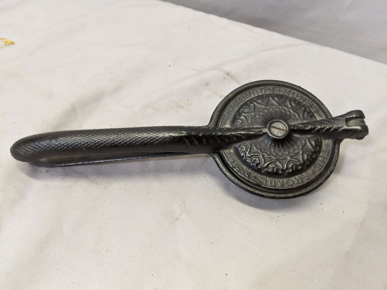 Antique Cast Iron Arcade No 2 Lemon Press: Antique Cast Iron Arcade No 2 Lemon Press with ceramic and wood inserts 9 long Shipping in continental US $11.00 If shipping is $0 then buyer arranges pick up or shipping. Please ask any questions bef