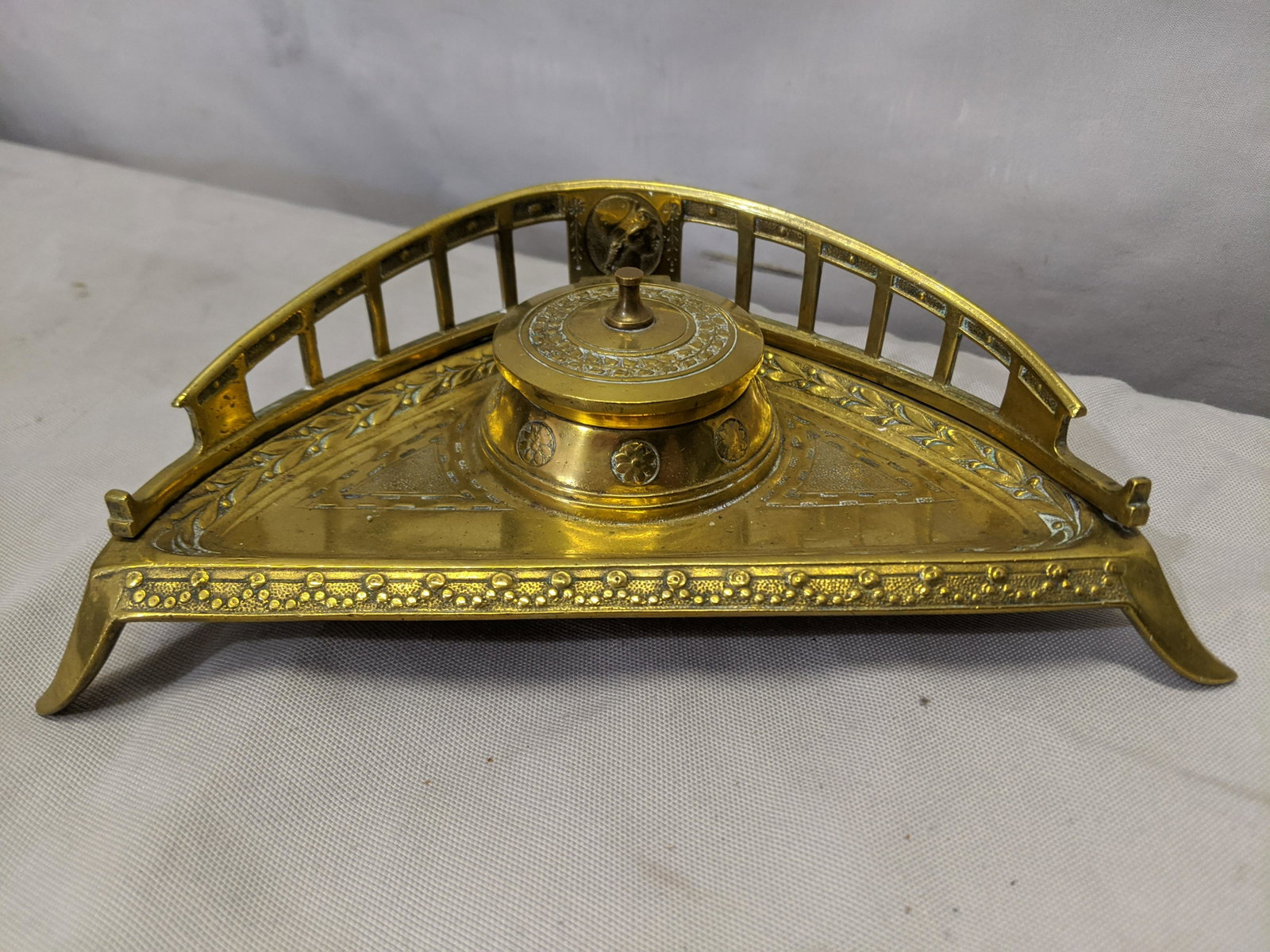 Antique Victorian Brass Ornate Inkwell Stand: Antique Victorian Brass Ornate Inkwell Stand 2 high x 9 x 7 Shipping in continental US $11.00 If shipping is $0 then buyer arranges pick up or shipping. Please ask any questions before bidding Good Lu