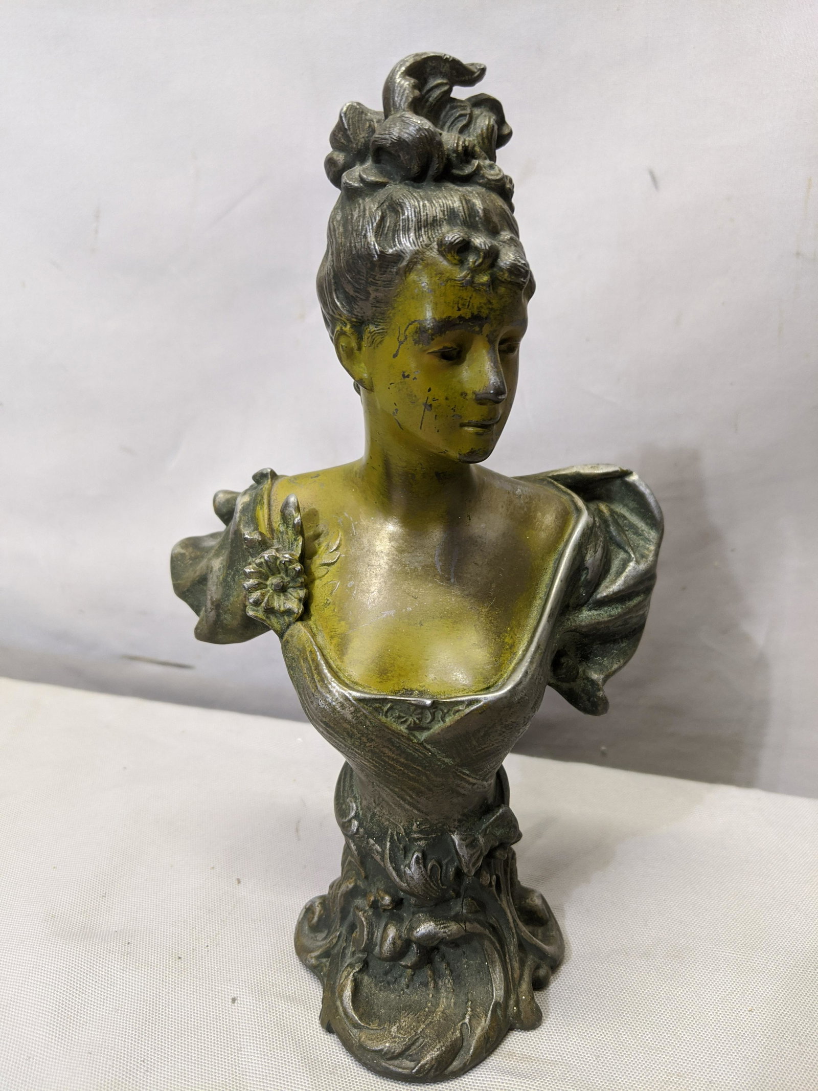 Antique Faux Bronze Spelter Woman's Bust Belle Epoque: Antique Faux Bronze Spelter Woman's Bust Belle Epoque 9 high Shipping in continental US $13.00 If shipping is $0 then buyer arranges pick up or shipping. Please ask any questions before bidding Good L