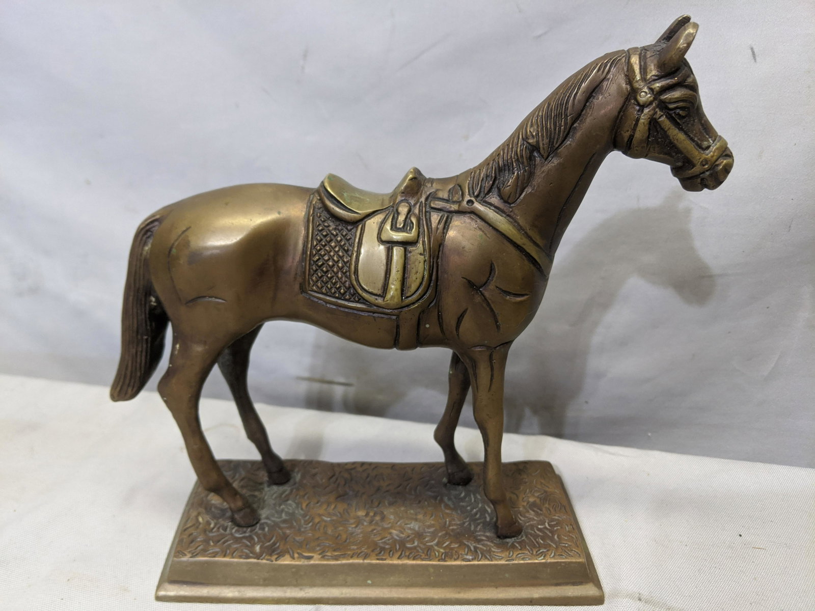 Vintage Bronze Horse w/ Saddle Sculpture: Vintage Bronze Horse w/ Saddle Sculpture 9 high x 9 long Shipping in continental US $20.00 If shipping is $0 then buyer arranges pick up or shipping. Please ask any questions before bidding Good Luck!