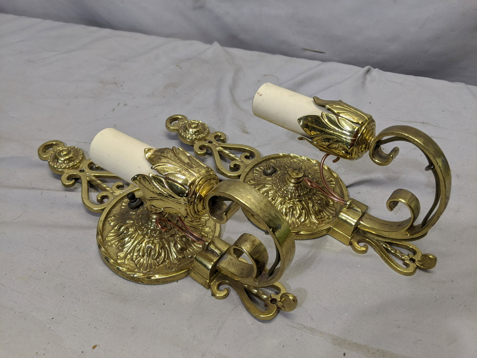 Pair Vintage Brass Electric Wall Sconces Lights: Pair Vintage Brass Electric Wall Sconces Lights 12 1/2 high x 4 1/2 x 5 deep Shipping in continental US $20.00 If shipping is $0 then buyer arranges pick up or shipping. Please ask any questions befor