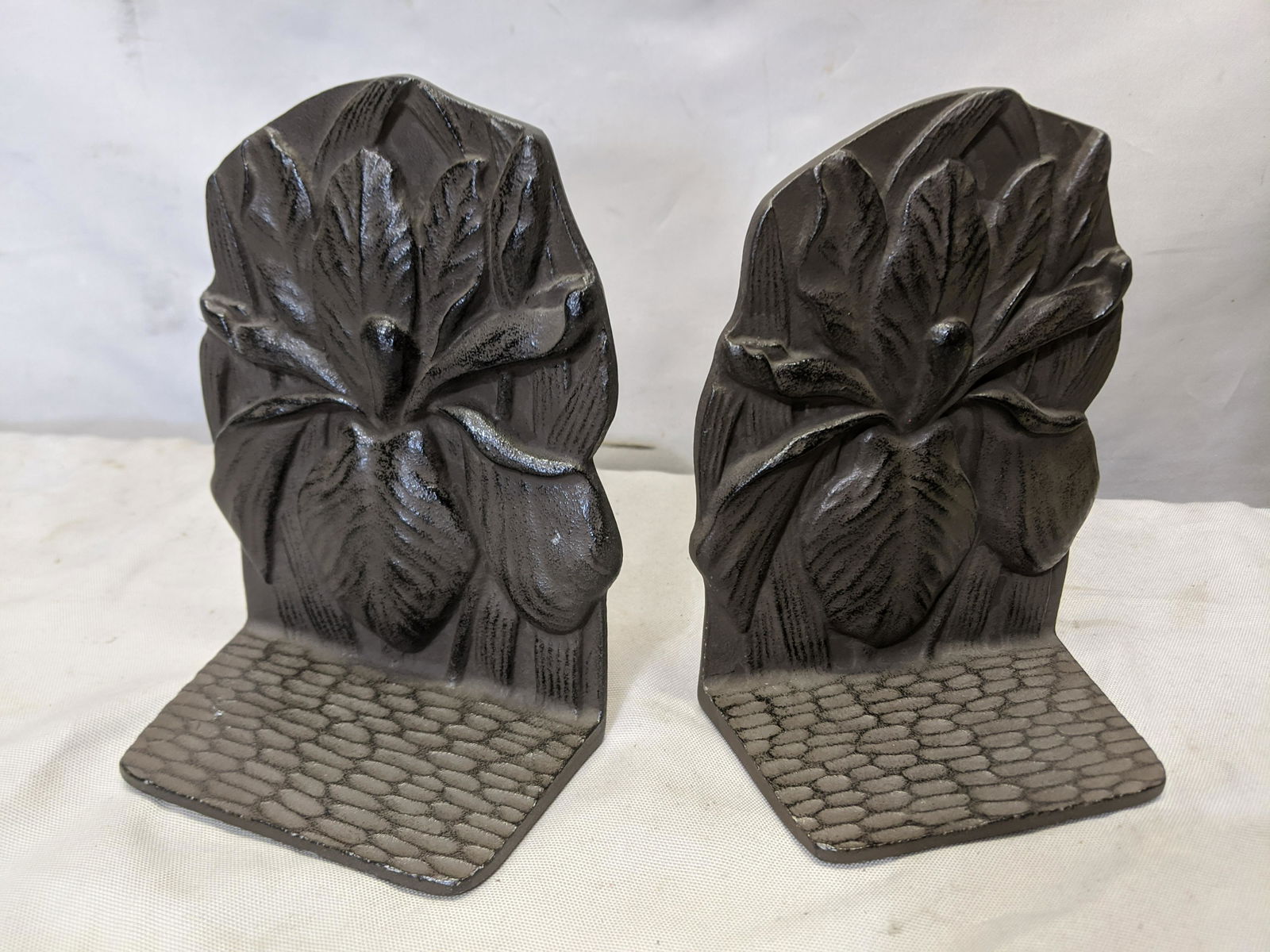 Pair Arts & Crafts Cast Iron Flower Lily Bookends: Pair Arts & Crafts Cast Iron Flower Lily Bookends 6 1/2 high Shipping in continental US $15.00 If shipping is $0 then buyer arranges pick up or shipping. Please ask any questions before bidding Good L
