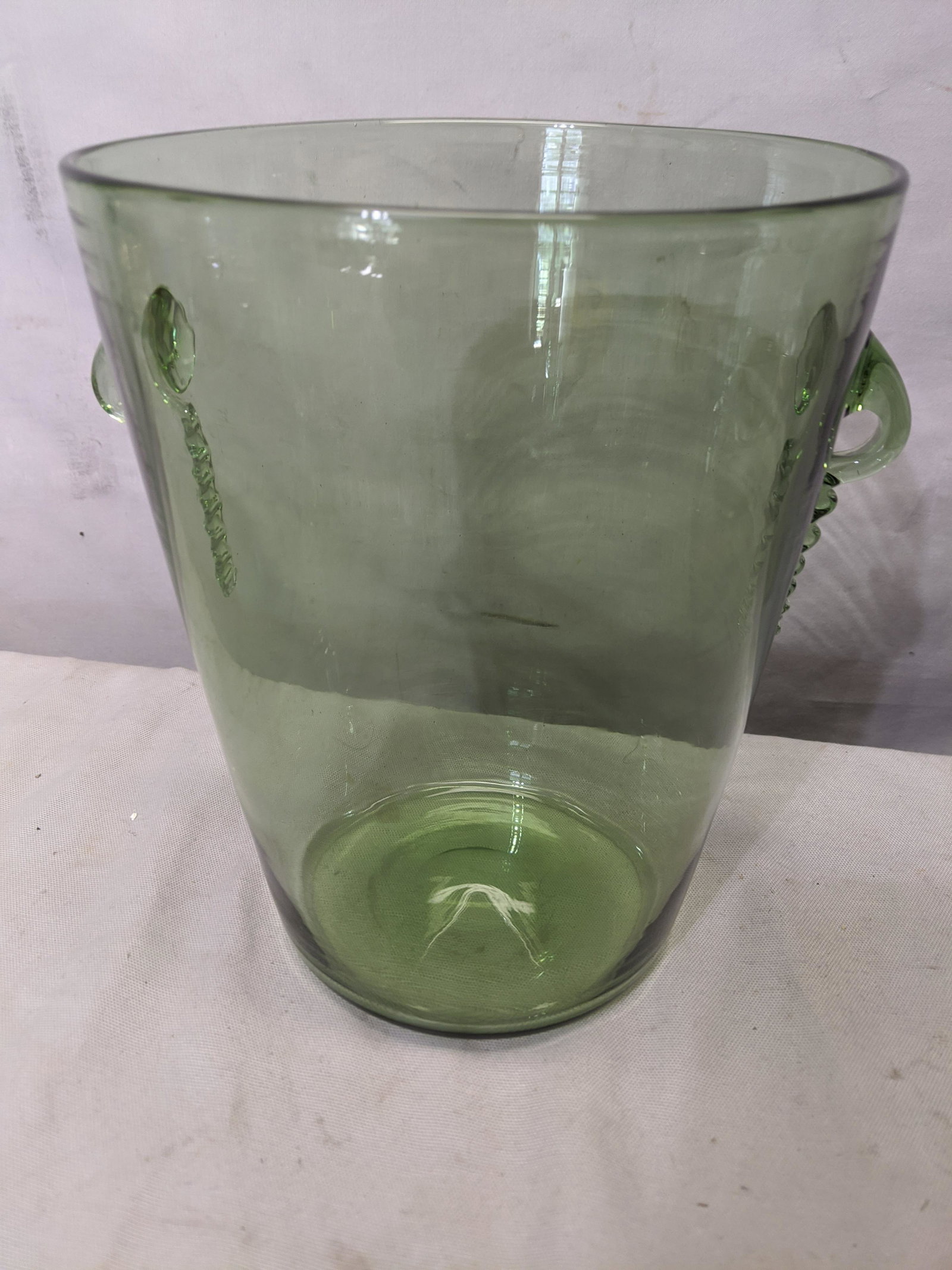 Pre 1932 Steuben Art Glass Green Wine Ice Bucket: Pre 1932 Steuben Art Glass Green Wine Ice Bucket. Measurements in inches:8 high x 6 1/2 diameter We offer in-house shipping. Item(s) will be packed after invoice is paid and shipping cost will be coll