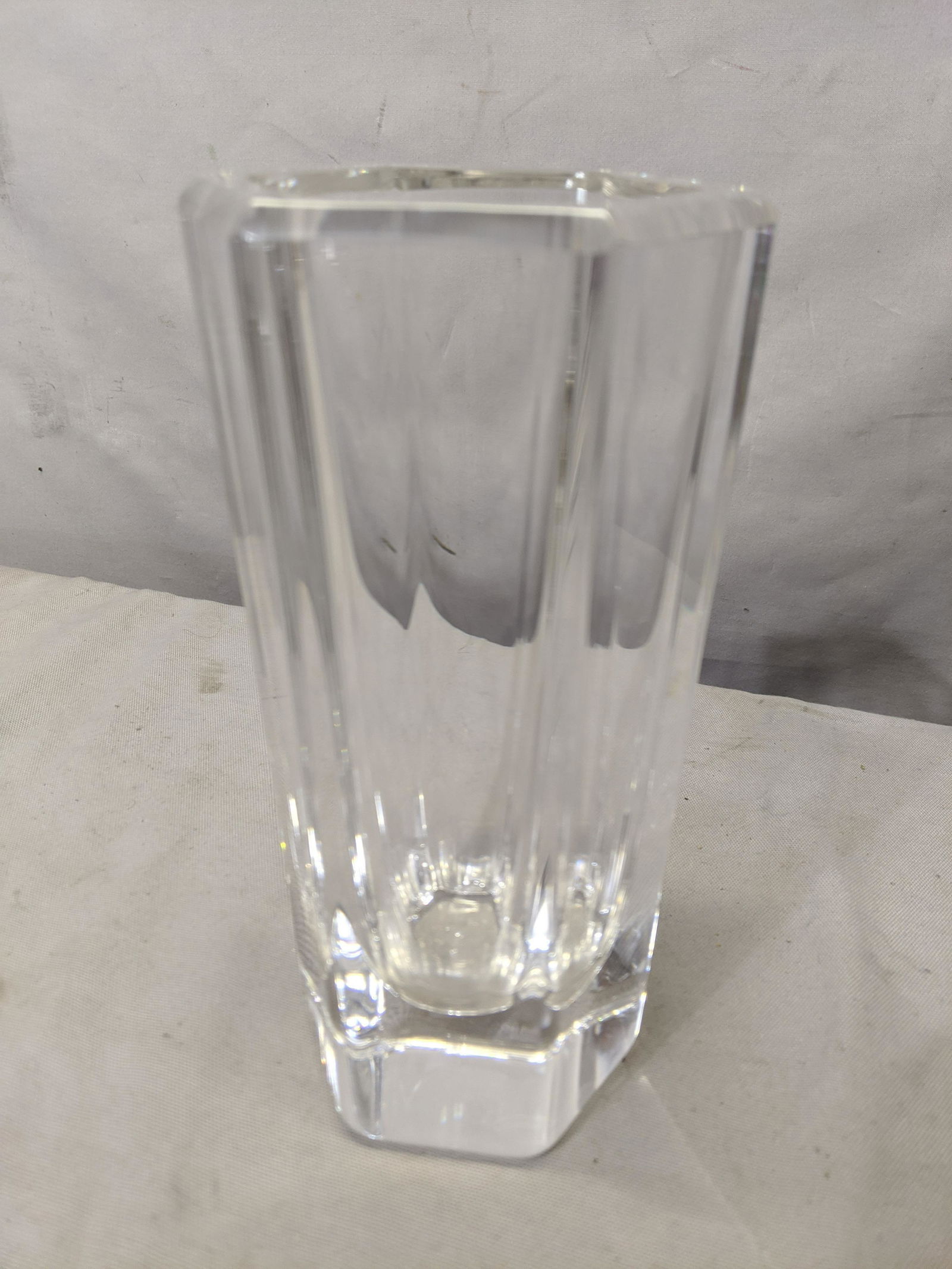 Kosta Boda Crystal Hexagon Vase by Bengt Edenfalk: Kosta Boda Crystal Hexagon Vase by Bengt Edenfalk. Born 1924 and died 2016. Measurements in inches:7 1/2 high x 3 1/4 across We offer in-house shipping. Item(s) will be packed after invoice is paid an