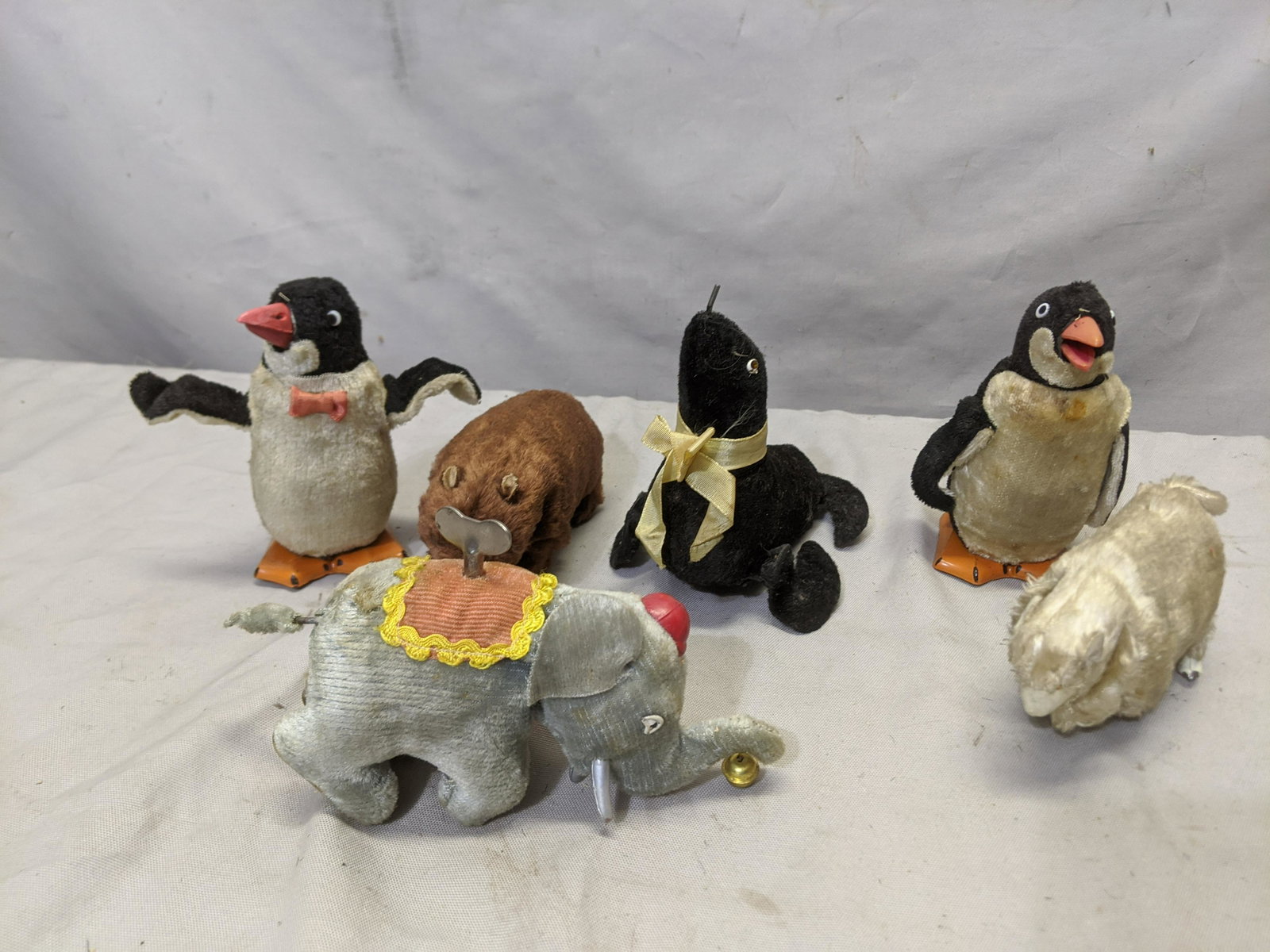 Lot 6 1950's Wind Up Animals Modern Toys Sousco etc: Lot 6 1950's Wind Up Animals Modern Toys penguins, bear and seal, Sousco elephant and unmarked sheep. We offer in-house shipping. Item(s) will be packed after invoice is paid and shipping cost will be