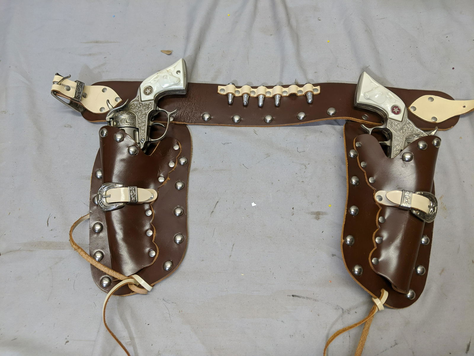 1950's Hubley Texan Double Holder w/ 2 Cap Guns & (1 of 6)