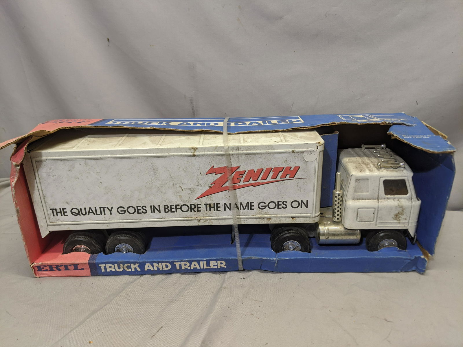 Ertl Die Cast Zenith Semi Truck Trailer In Box