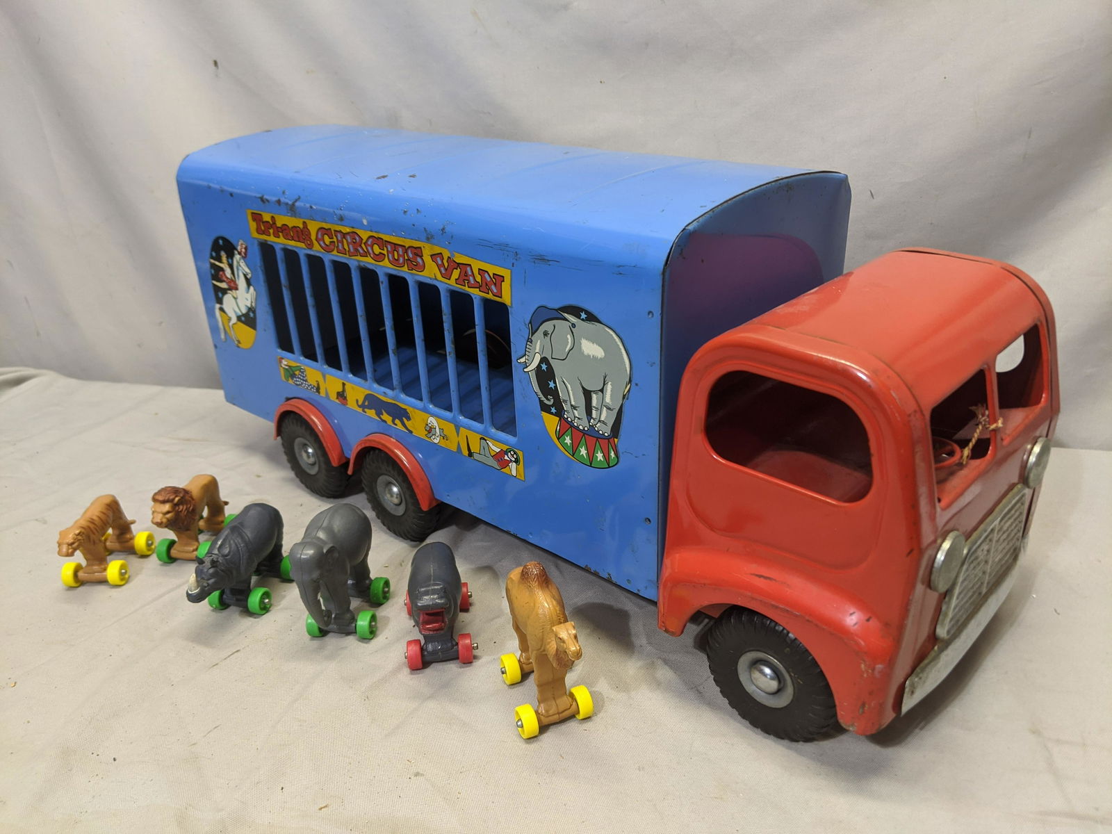 Tri-Ang Large Pressed Steel Circus Van w/ 6 Animals (1 of 8)