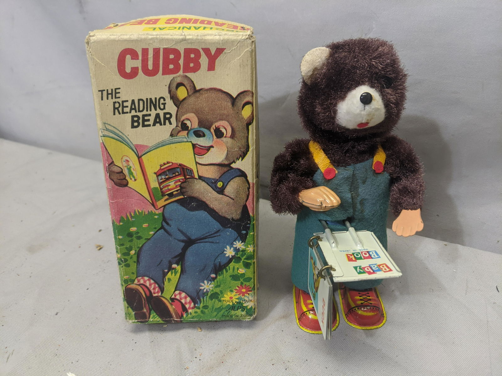 Cubby Mechanical Wind Up The Reading Bear in Box (1 of 6)