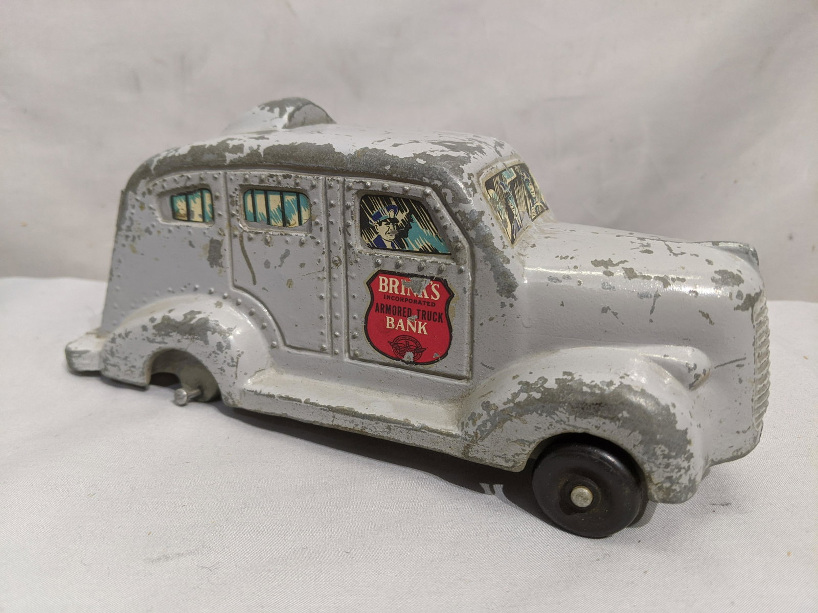 1930's Brinks Armored Truck Combo Still Bank: 1930's Brinks Armored Truck Combo Still Bank. Measurements in inches: 8 1/2 long We offer in-house shipping. Item(s) will be packed after invoice is paid and shipping cost will be collected seperatly 
