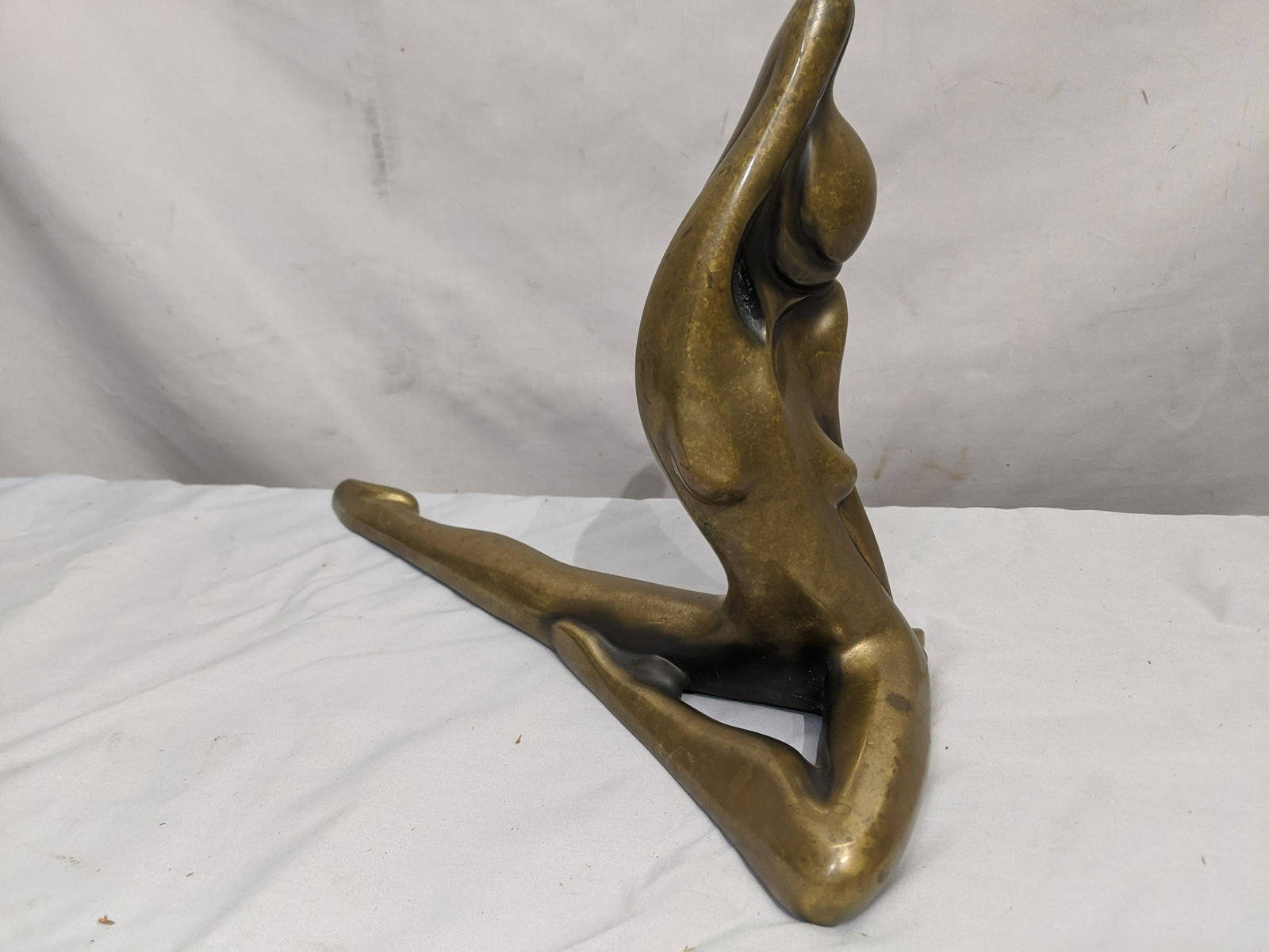 1982 Bob Bennett Stylized Nude Woman Bronze Sculpture: Bob Bennett Stylized Nude Woman Bronze Sculpture. Signed, dated and numbered 194/250 on foot. Listed California artist (1928-2003). Measurements in inches: 10 high x 15 1/2 long. 15 lbs Condition:Good