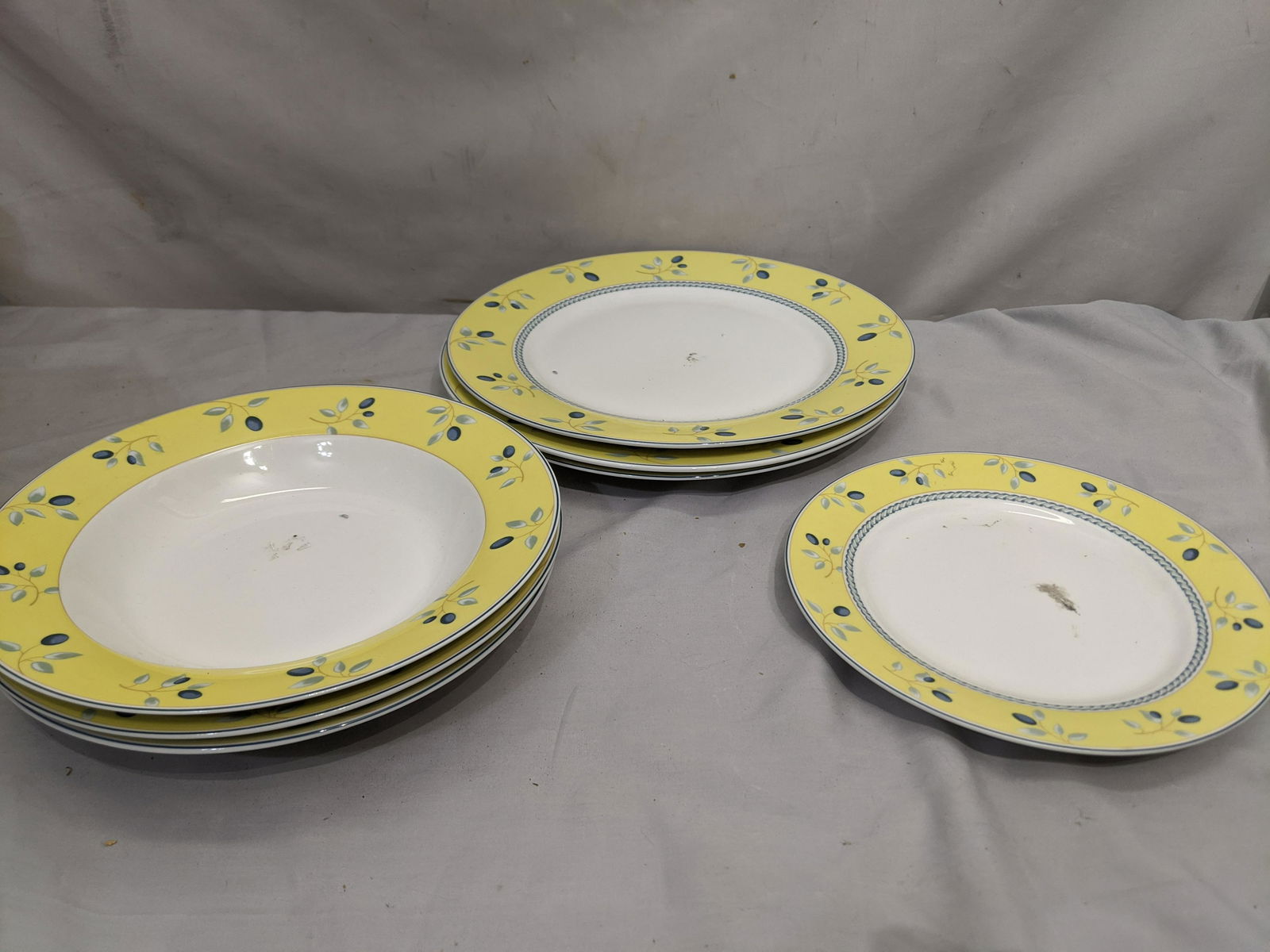 Set 7 Royal Doulton Blueberry Plates & Bowls: Set 7 Royal Doulton Blueberry including salad plate, three dinner plates and three bowls. Measurements in inches: 7 1/2 plate, 10 1/2 plate and 8 1/2 bowl Condition:Good with no chips, cracks or repai