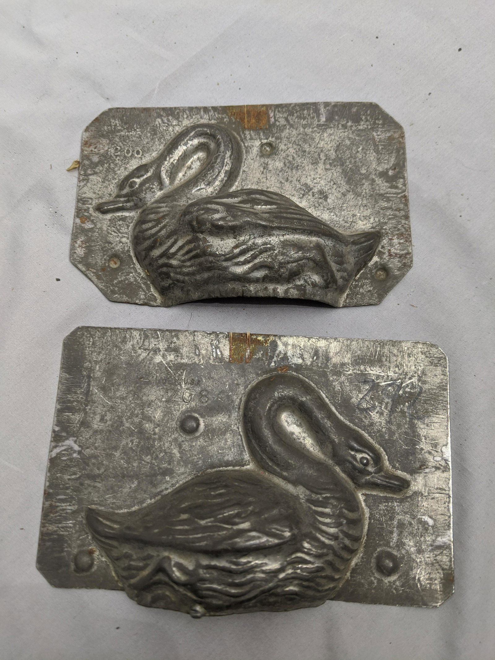 Antique Tin USA 6208 Swan Chocolate Mold: Antique Tin USA 6208 Swan Chocolate Mold. Measurements in inches: 6 x 4 Condition:Well worn with age and use Shipping:We offer in-house shipping. Item(s) will be packed after invoice is paid and shipp