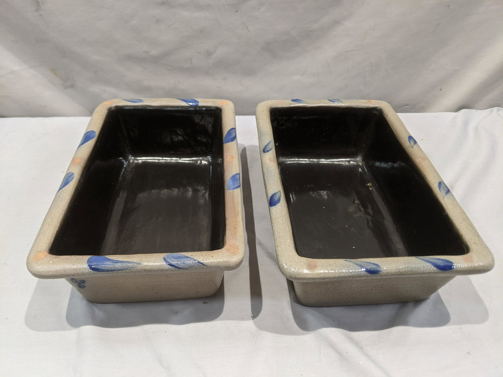 c1993 Lot 2 Rowe Cambridge Art Pottery Baking Dishes: c1993 Lot 2 Rowe Cambridge Art Pottery Baking Dishes. Measurements in inches: 3 high x 11 x 6 3/4 Condition:Good with no chips, cracks or repairs Shipping:We offer in-house shipping. Item(s) will be p