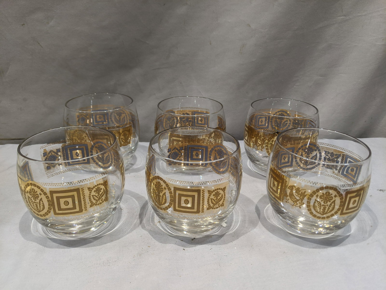 Set 6 Mid-Century Gold on Glass Drink Tumblers: Set 6 Mid-Century Gold on Glass Drink Tumblers. Measurements in inches: 3 1/2 x 3 diameter Condition:Good with no chips, cracks or repairs Shipping:We offer in-house shipping. Item(s) will be packed a