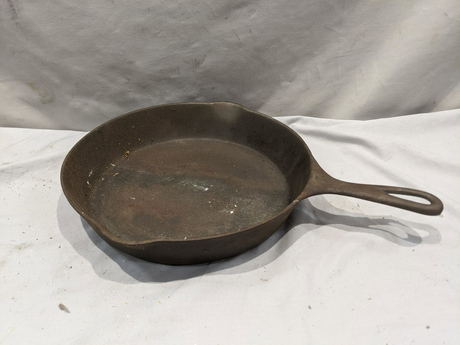 Griswold No 8 Cast Iron Skillet 704H w/ Slanted Logo: Griswold No 8 Cast Iron Skillet 704H w/ Slanted Logo. Condition:No chips or cracks. Needs a cleaning Shipping:We offer in-house shipping. Item(s) will be packed after invoice is paid and shipping char
