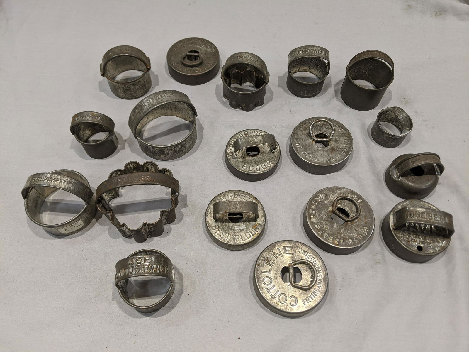 Lot 20 Antique Biscuit Cutters Kreamer Laurel Monitor (1 of 6)