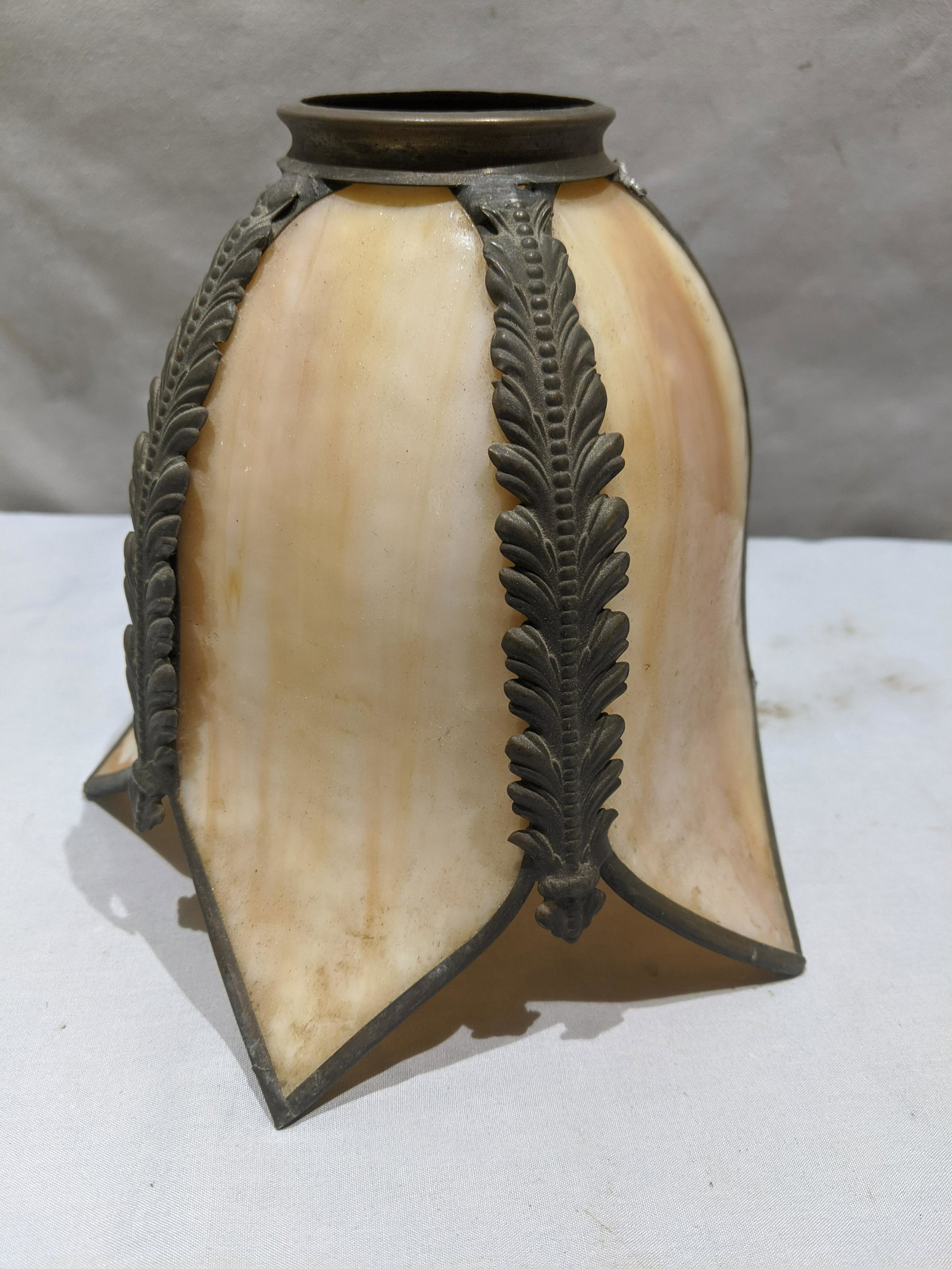Antique Ornate Slag Glass Tulip Lamp Shade: Antique Ornate Slag Glass Tulip Lamp Shade. Measurements in inches: 6 1/2 high x 7 across. 2 1/4 lip Condition:Good with no chips, cracks or repairs, Needs a good cleaning Shipping:We offer in-house s