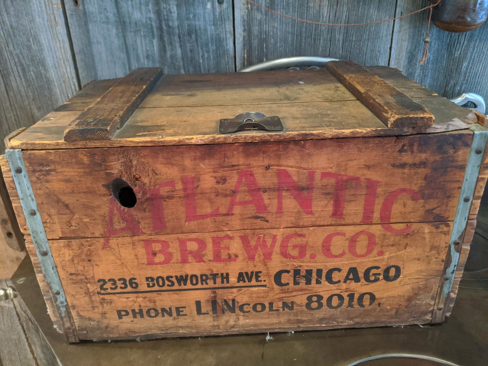 1930's Atlantic Brewing Co Chicago Wooden Beer Crate: 1930's Atlantic Brewing Co Chicago Wooden Beer Crate. Measurements in inches: 11 high x 20 x 12 Condition:Has wear and come chipping to wood with age Shipping:We offer in-house shipping. Item(s) will 