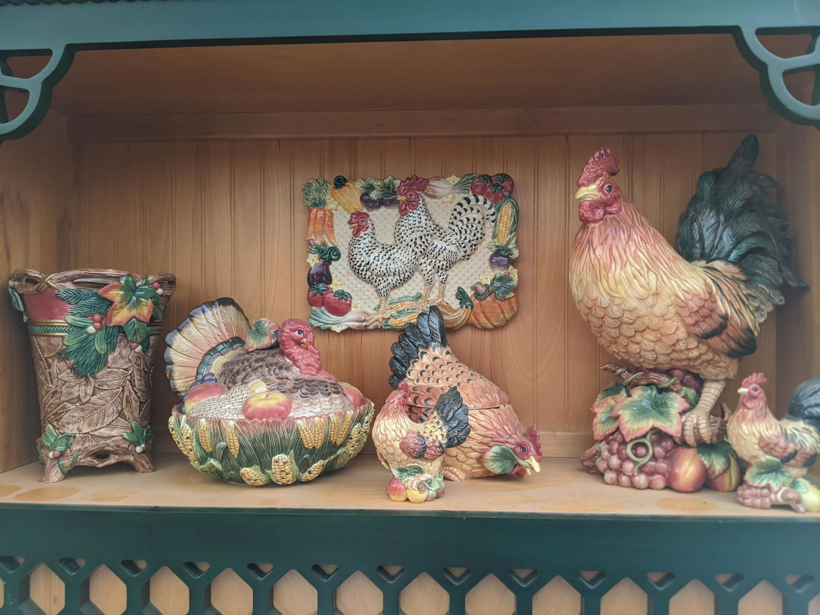 Lot 7 pcs Fitz & Floyd Classics Turkey Thanksgiving: Lot 7 Fitz & Floyd Classics Turkey Thanksgiving Pottery including salt and pepper, vase, wall plaque, center piece, covered bowl, cookie jar. Condition:No chips or cracks Shipping:We offer in-house sh