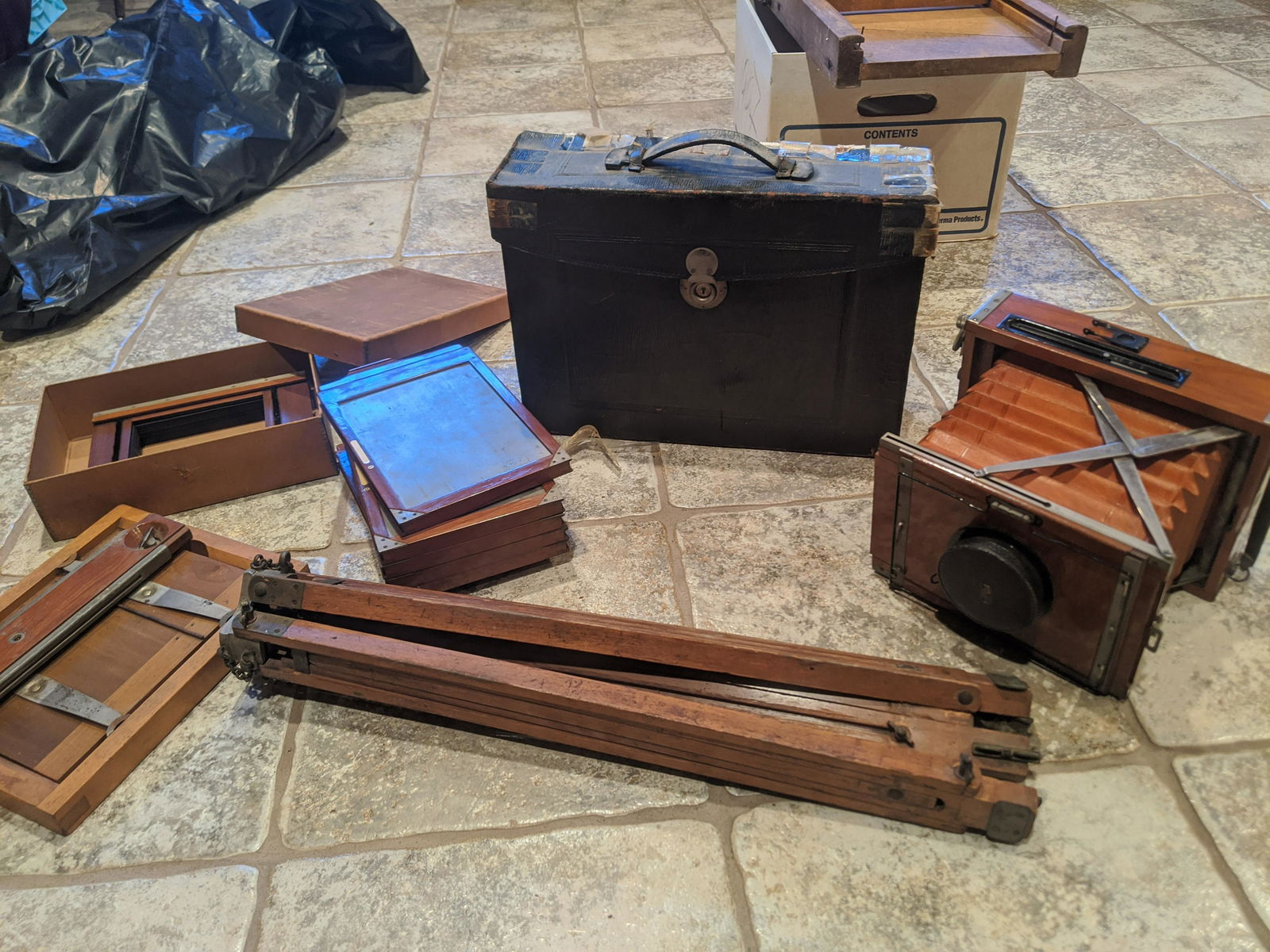 c1920 Antique Contessa Nettel Carl Zeiss Folding Camera: c1920 Antique Contessa Nettel Carl Zeiss Folding Camera with Zeiss lens, tripod, original case, 6 plates and other accessories. Measurements in inches: 9 1/2 x 7 1/2 x 2 1/2 Condition:Normal wear with