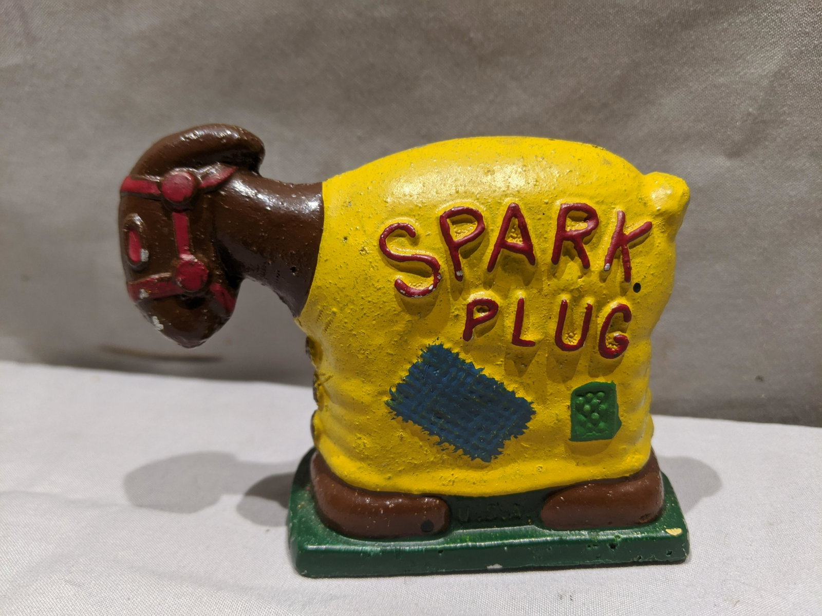 1920s Cast Iron Barney Google Horse Spark Plug: 1920's Cast Iron Barney Google Horse Spark Plug. Measurements in inches: 2 3/4 x 4 long Condition:Minor wear to paint Shipping:We offer in-house shipping. Item(s) will be packed after invoice is paid 