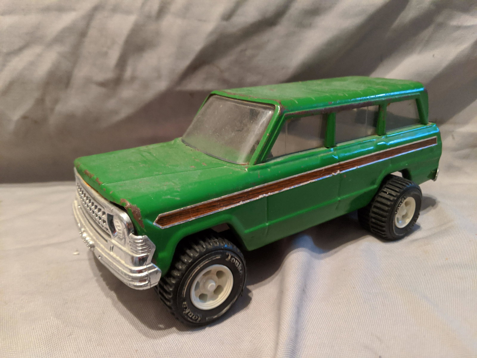 1970's Tonka Pressed Steel Green Jeep Wagoner: 1970's Tonka Pressed Steel Green Jeep Wagoner. Condition:Well worn with age and use Shipping:We offer in-house shipping. Item(s) will be packed after invoice is paid and shipping charge will be invoic