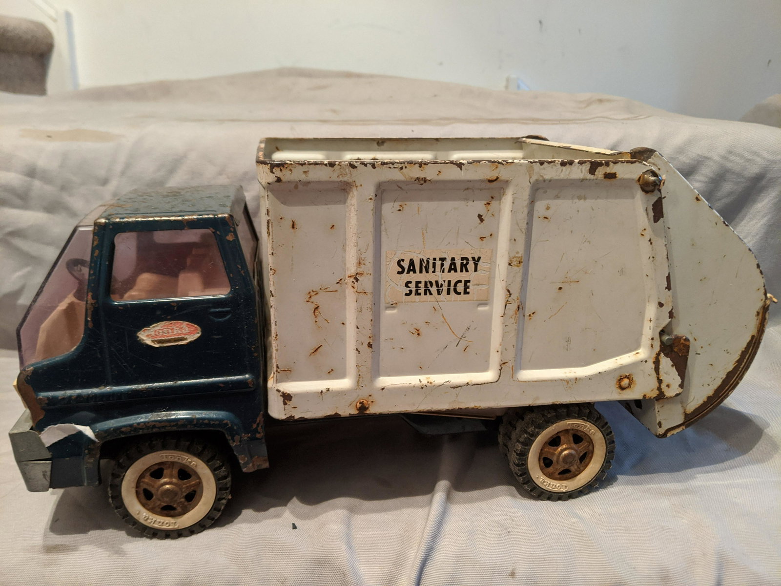 Vintage Blue & White Tonka Pressed Steel Garbage Truck: Vintage Blue & White Tonka Pressed Steel Garbage Truck. Condition:Well worn with age and use, has a cracked windshield Shipping:We offer in-house shipping. Item(s) will be packed after invoice is paid