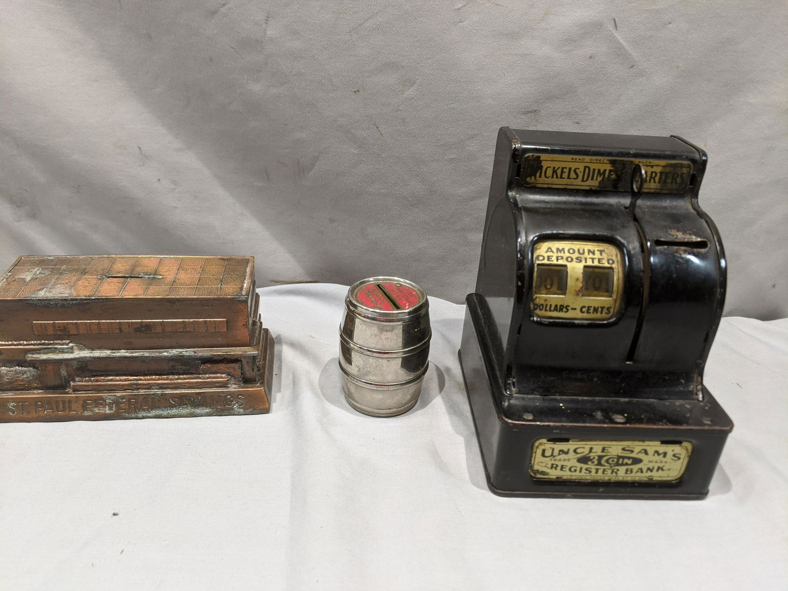 Lot 3 c1950s Banks Uncle Sam Register Bank Barrel: Lot 3 c1950s Banks Uncle Sam Register Bank, a Barrel still bank and metal building still bank. Condition:All shows wear with age and use Shipping:We offer in-house shipping. Item(s) will be packed aft