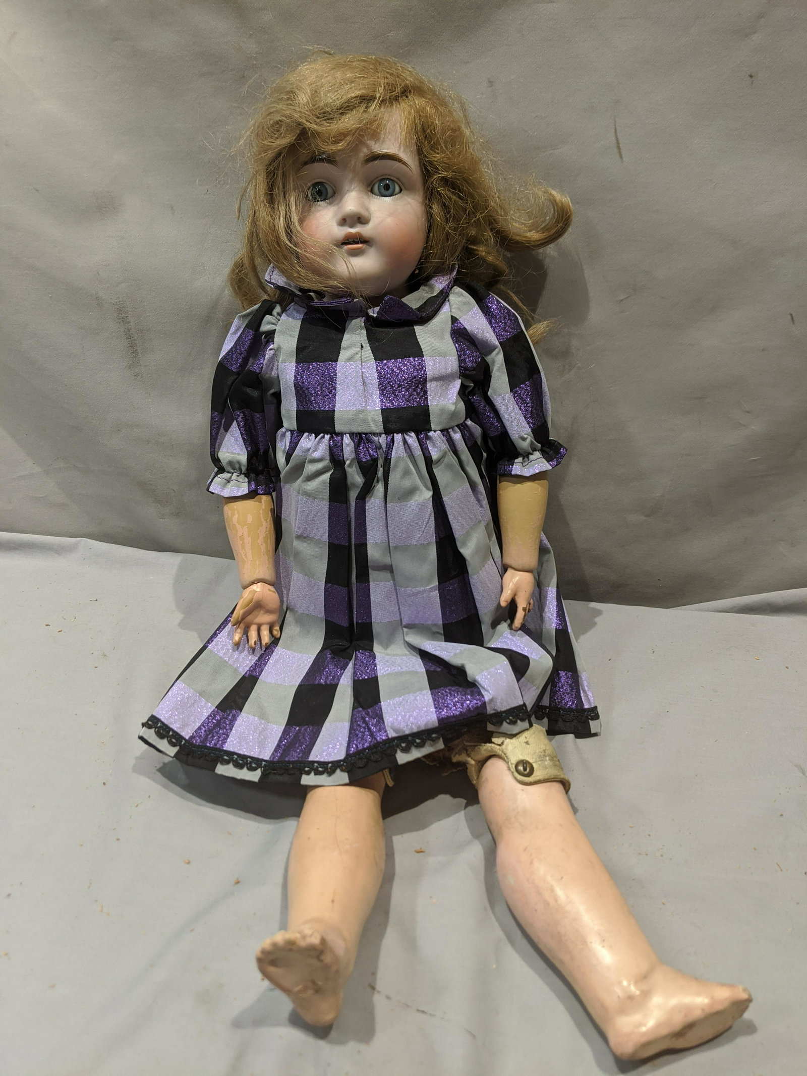 Antique JD Kestner #154 Bisque Cork Filled Body Doll: Antique JD Kestner #154 Bisque Cork Filled Body Doll. Measurements in inches: 22 high Condition:Has some wear and minor nicks One leg is off Shipping:We offer in-house shipping. Item(s) will be packed
