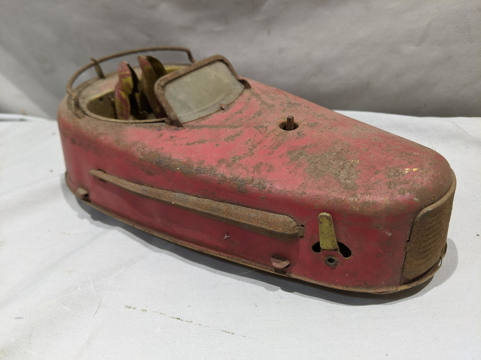 Antique Unknown Maker Tin Litho Man & Woman In Car: Antique Unknown Maker Tin Litho Man & Woman In Car Wind up. Measurements in inches: 10 long Condition:As found, sold as is Shipping:We offer in-house shipping. Item(s) will be packed after invoice is 