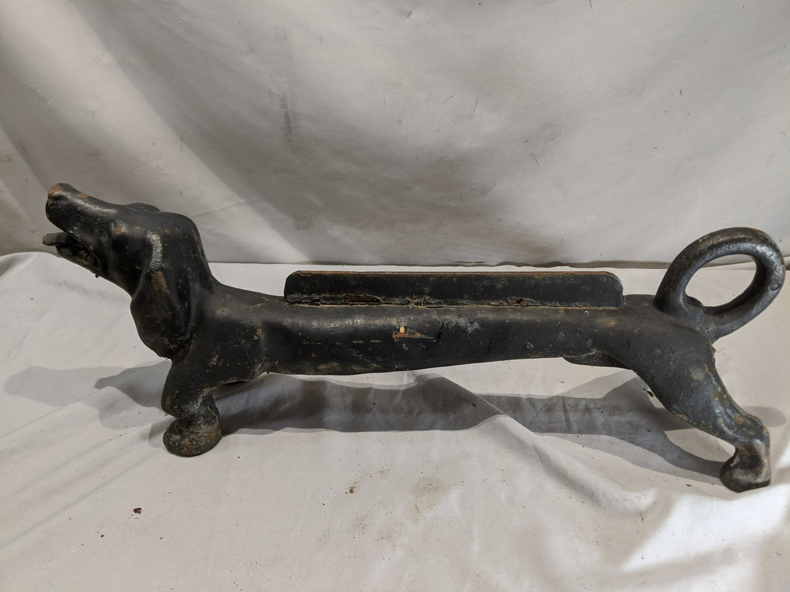 Antique Cast Iron Long Dachshund Dog Book Scraper: Antique Cast Iron Long Dachshund Dog Book Scraper. Measurements in inches: 22 long x 8 high Condition:Has peeling paint and some surface rust Shipping:We offer in-house shipping. Item(s) will be packe