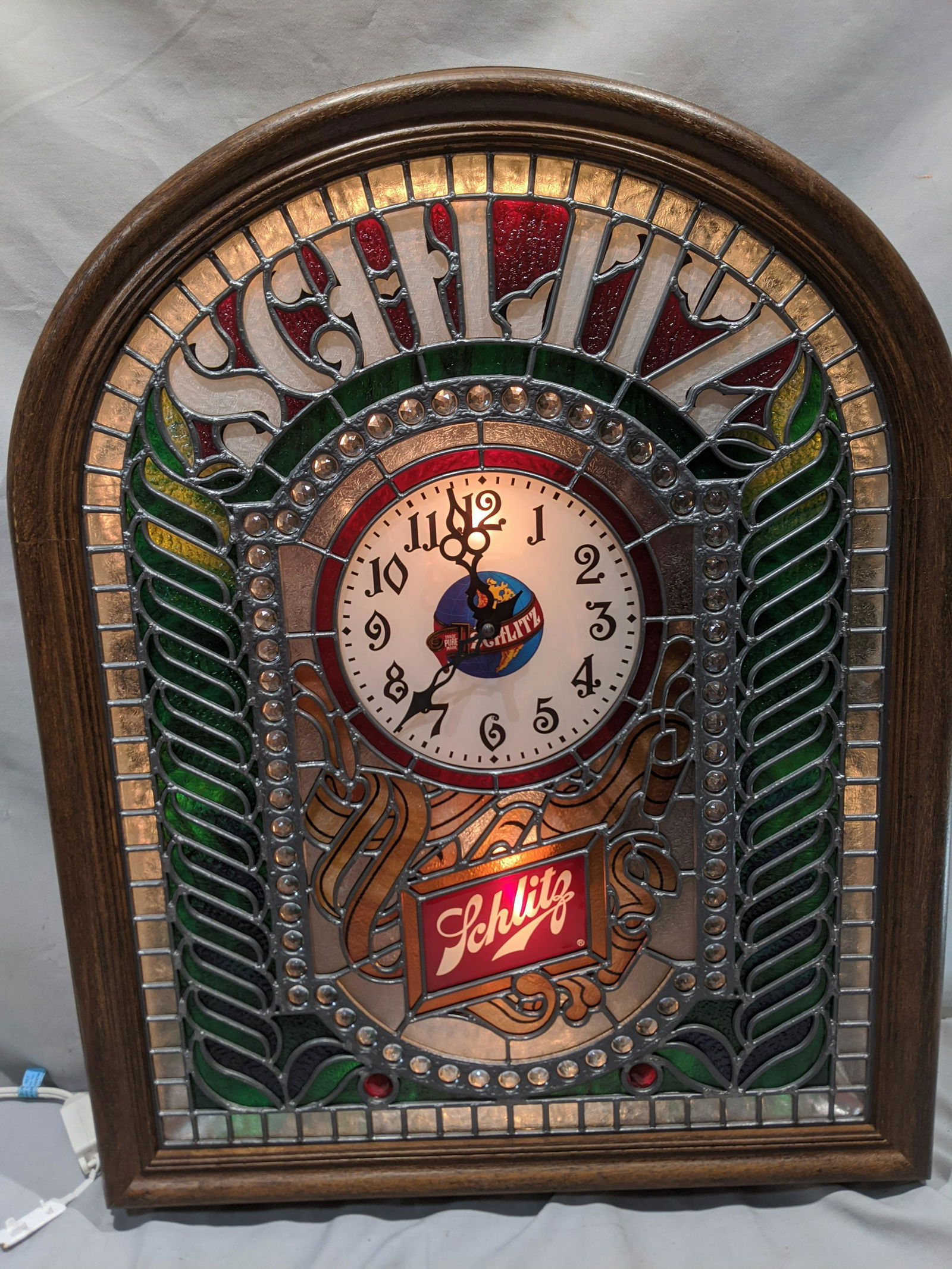 NOS Schlitz Beer Stained Class Light Up Clock Sign: NOS Schlitz Beer Stained Class Light Up Clock Sign. Measurements in inches: 21 x 26 Condition:Has never been used, like new Shipping:We offer in-house shipping. Item(s) will be packed after invoice is