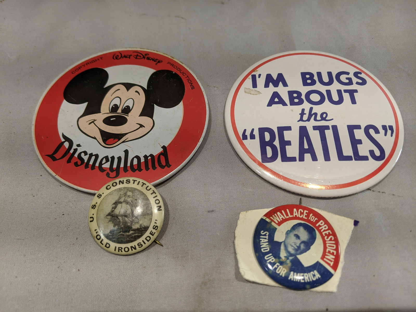 Lot 4 Old Pinbacks Beatles Disneyland Wallace or Pres (1 of 5)