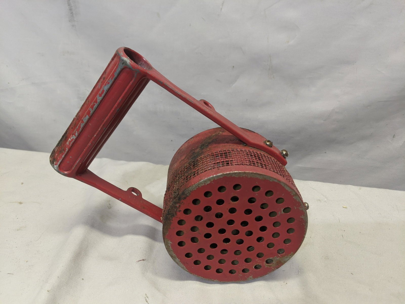 Antique Federal Electric Co Crank Handheld Siren: Antique Federal Electric Co Crank Handheld Siren. Measurements in inches: 5 lbs, 8 x 5 x 7 1/2 Condition:Needs a good cleaning. Works fine Shipping:We offer in-house shipping. Item(s) will be packed a
