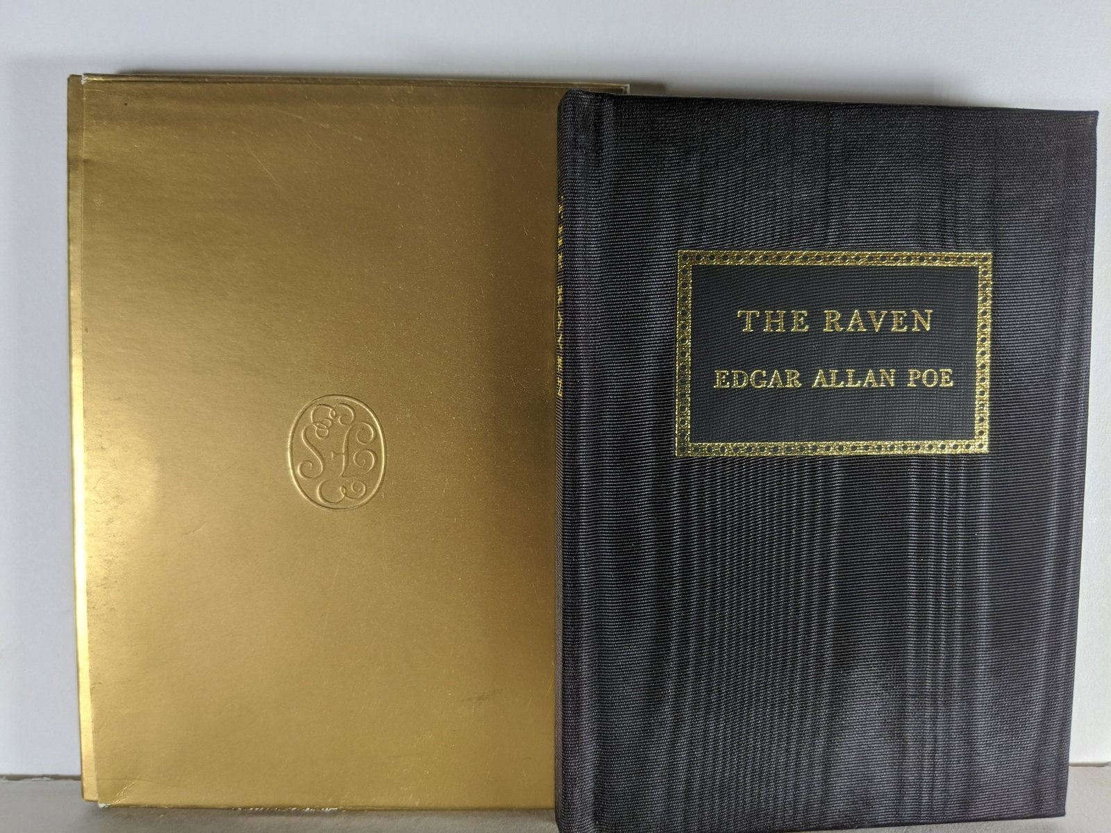 1996 The Raven Edgar Allan Poe George Tute Folio Ed: 1996 The Raven Edgar Allan Poe George Tute Folio Ed with slipcase. Measurements in inches: 3 1/2 x 4 1/2 Condition:Good with no problems Shipping:We offer in-house shipping. Item(s) will be packed aft