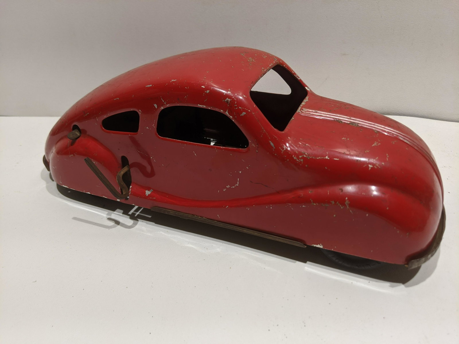 1930's Nylint Pressed Steel Art Deco Car: 1930's Nylint Pressed Steel Art Deco Car. Measurements in inches: 13 1/2 Condition:Normal wear with age and use. Winds up some but doesn't run Shipping:We offer in-house shipping. Item(s) will be pack