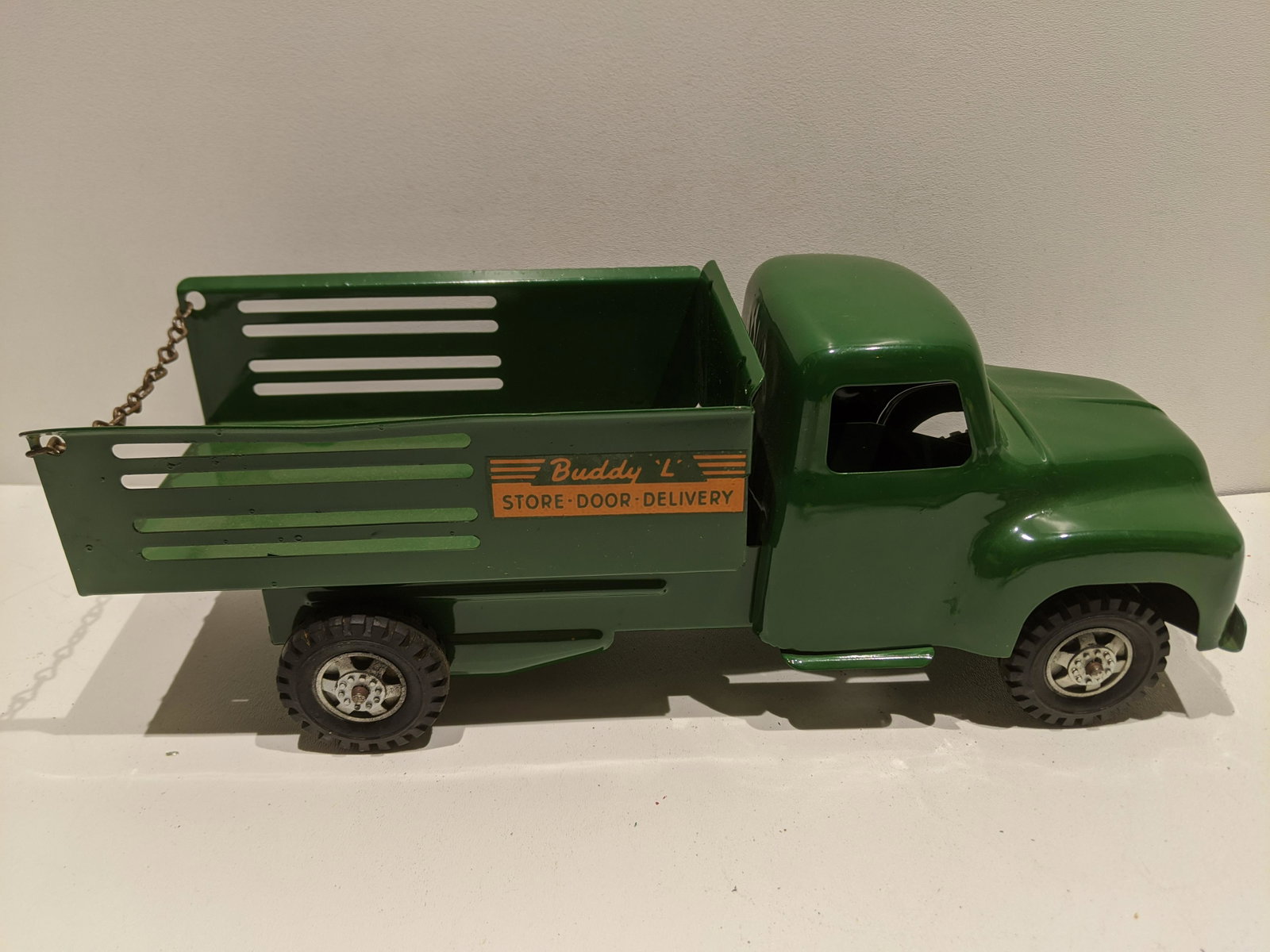 1950's Buddy L Store-Door Delivery Truck: 1950's Buddy L Store-Door Delivery Truck. Measurements in inches: 14 long Condition:Has been restored at one point. Shipping:We offer in-house shipping. Item(s) will be packed after invoice is paid an