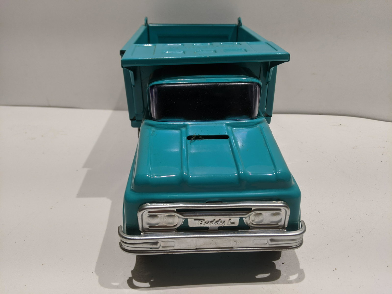 Vintage Blue Buddy L Hydraulic Pressed Steel Dump Truck: Vintage Blue Buddy L Hydraulic Pressed Steel Dump Truck. Measurements in inches: 15 long Condition:Has been restored at one point. Shipping:We offer in-house shipping. Item(s) will be packed after inv