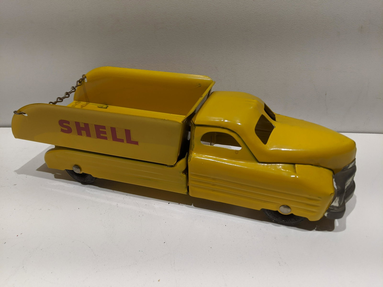 1940's Buddy L Yellow Shell Gas Delivery Truck: 1940's Buddy L Yellow Shell Gas Delivery Truck. Measurements in inches: 13 1/2 long Condition:Has been restored at one point. Shipping:We offer in-house shipping. Item(s) will be packed after invoice 