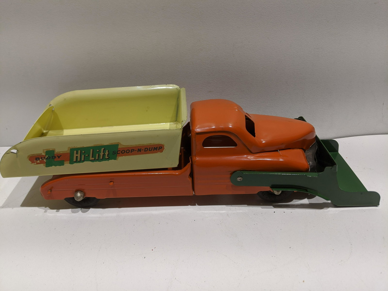 1940's Buddy L Hi-Lift Scoop-N-Dump Truck: 1940's Buddy L Hi-Lift Scoop-N-Dump Truck. Measurements in inches: 16 long Condition:Has been restored at one point. Shipping:We offer in-house shipping. Item(s) will be packed after invoice is paid a