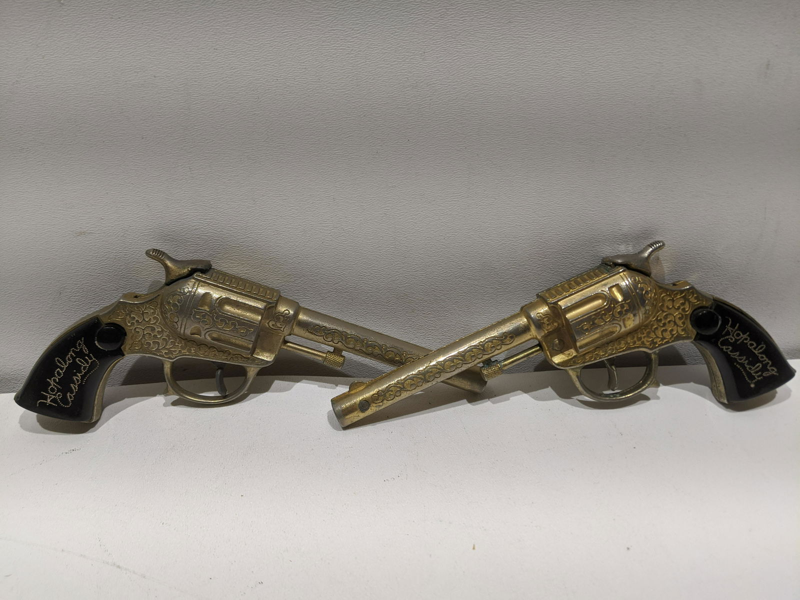 Pair Gold Plated Hopalong Cassidy Cap Guns 7 1/2 long: Pair Gold Plated Hopalong Cassidy Cap Guns. Measurements in inches: 7 1/2 long Condition:Normal wear with age and use Shipping:We offer in-house shipping. Item(s) will be packed after invoice is paid