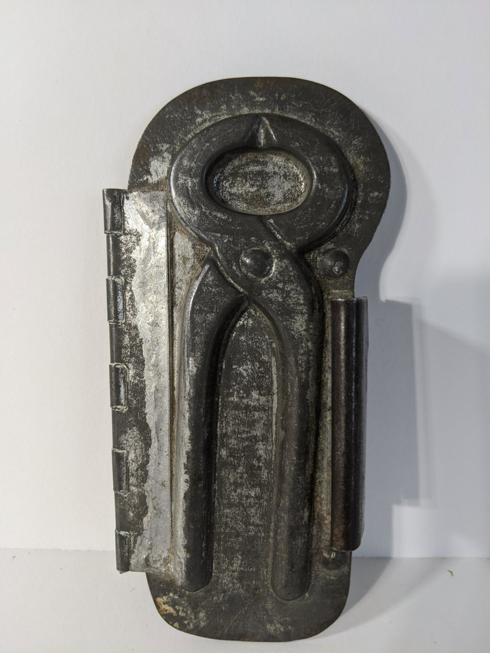 Antique Wrench Metal Candy Mold: Antique Wrench Metal Candy Mold. Measurements in inches: 5 x 2 1/2 Condition:Normal wear with age and use Shipping:We offer in-house shipping. Item(s) will be packed after invoice is paid and shipping