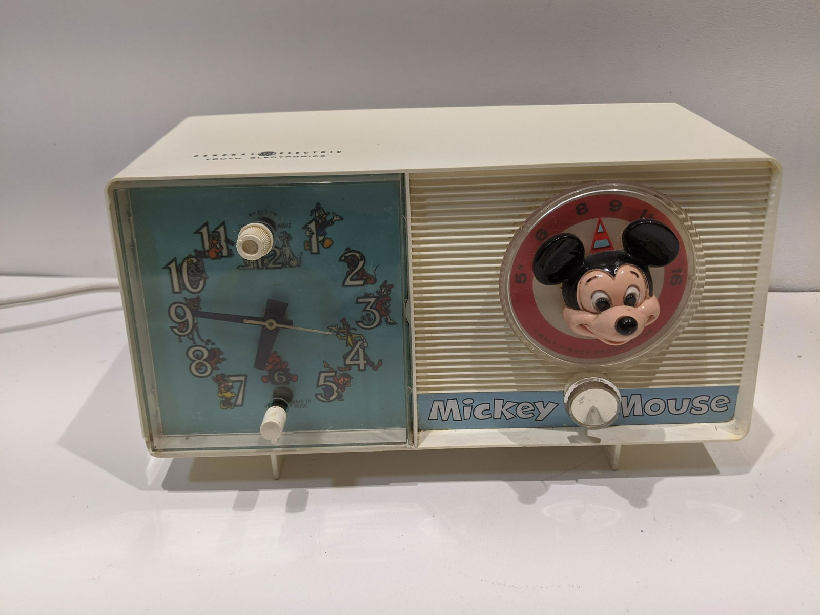 1960's GE Youth Electronics Mickey Mouse Clock Radio (1 of 8)
