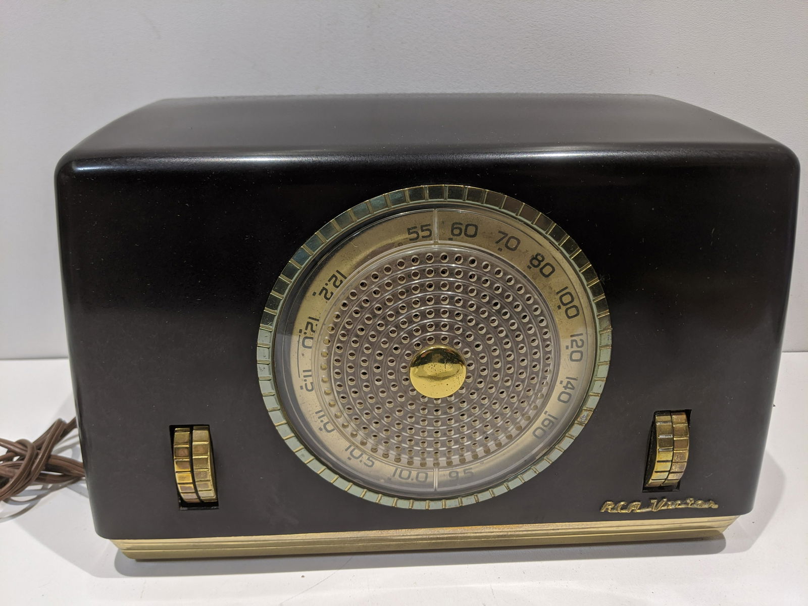 1940's RCA Victor Model 8x681 Brown Tub Metal Radio (1 of 10)