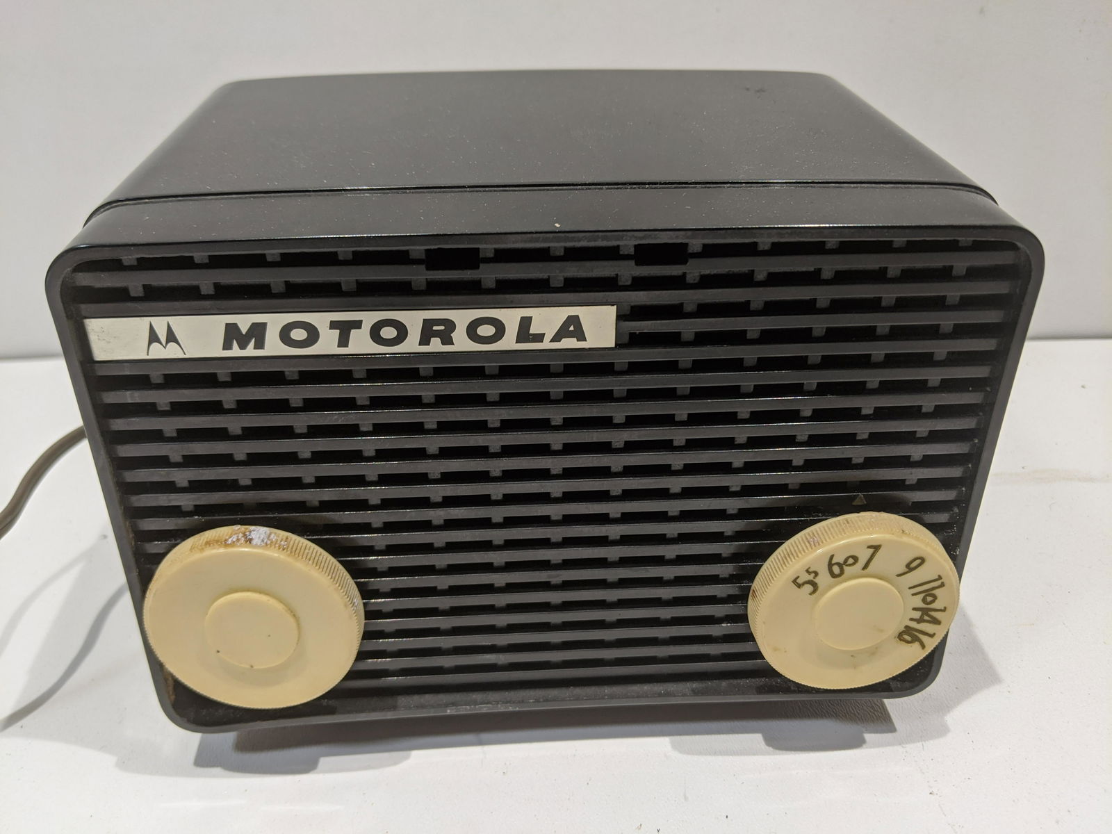 Small Motorola Model 56A Black Plastic Tube Radio (1 of 6)