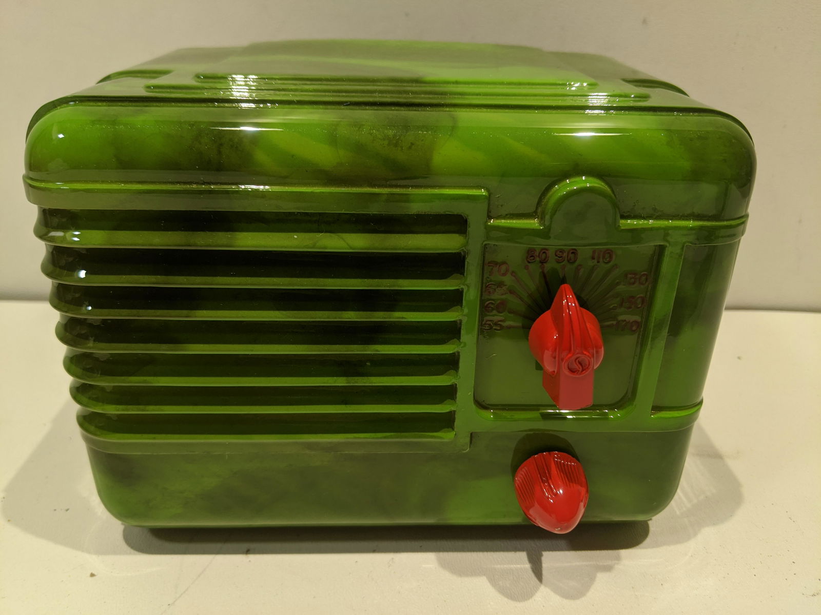 Small 1940s RCA Green Swirl Bakelite Tube Radio (1 of 7)