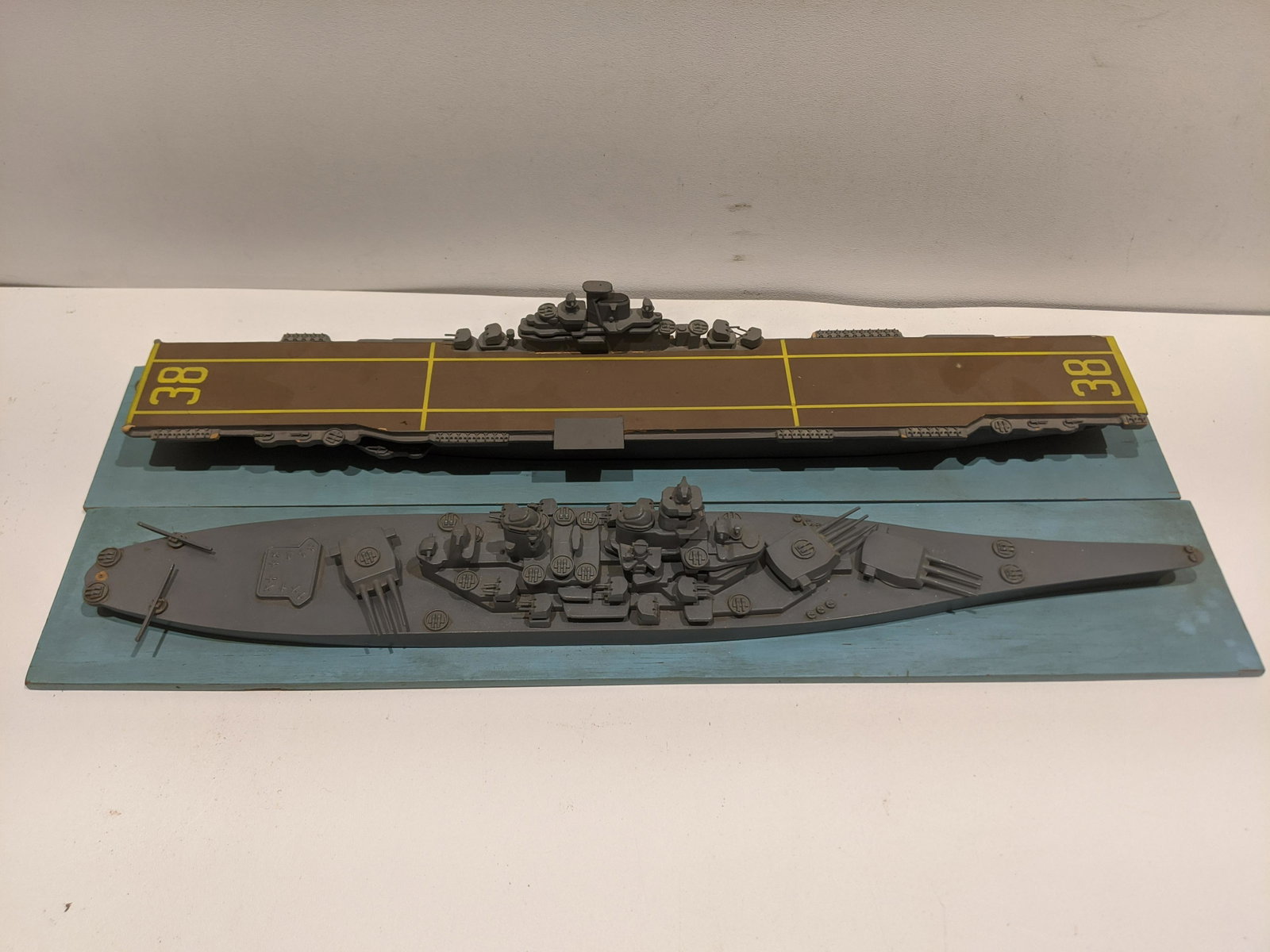 Pair WWI Fremburg ID Models Iowa & Essex Class US CV WB: Pair WWI Fremburg ID Models Iowa & Essex Class US CV WB in wood platforms. Measurements in inches: 23 x 4 Condition:H some small nicks and gun missing on Iowa Shipping:We offer in-house shipping. Item